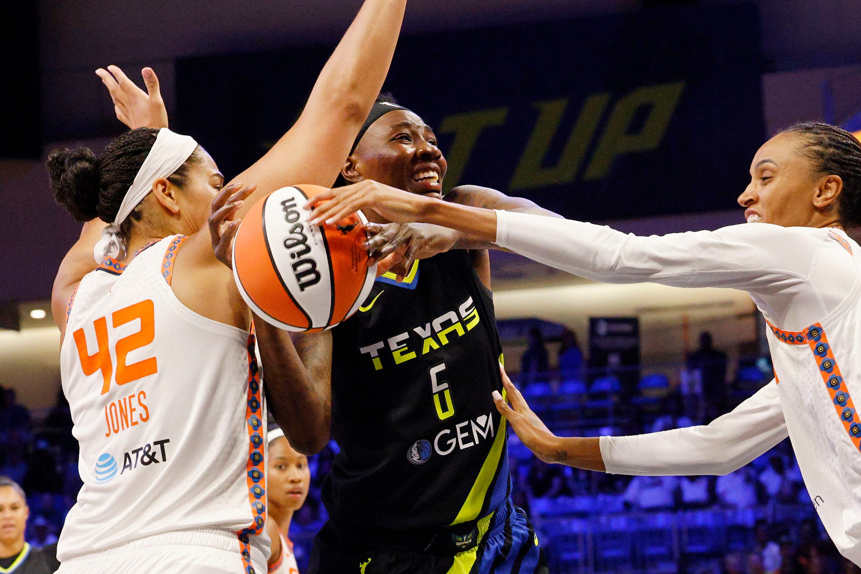 Dallas Wings forward Natasha Howard (6) tries to shoot over Connecticut Sun forward Brionna...