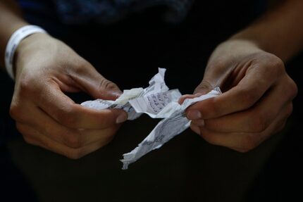 Cuando salió del centro de detención, sus compañeros de celda le dieron un papel con números...