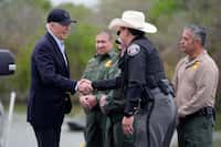 El presidente Joe Biden habla con agentes de la Patrulla Fronteriza mientras visita la...
