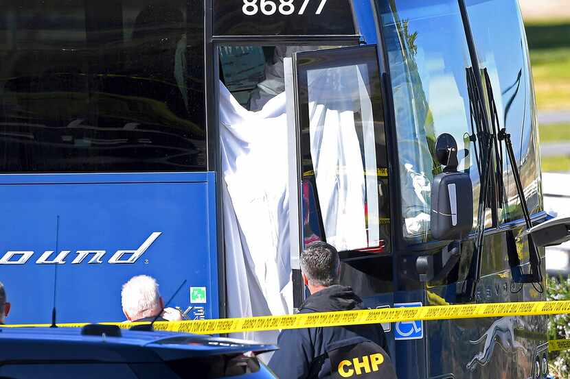 Policía en California revisa el autobús donde un hombre abrió fuego y mató a una mujer.