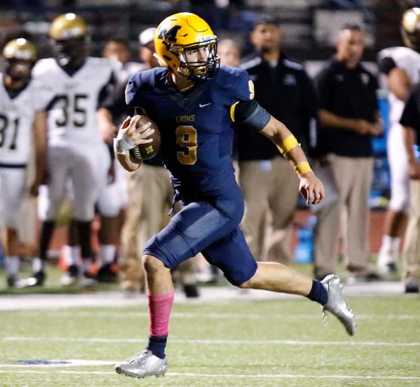 McKinney High School Matt Gadek (9) carries the ball on a 30 yard touchdown run in the...