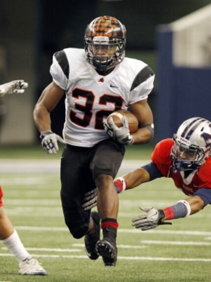 Aledo RB Johnathan Gray (32) tears through a group of defenders for a long gain and a first...
