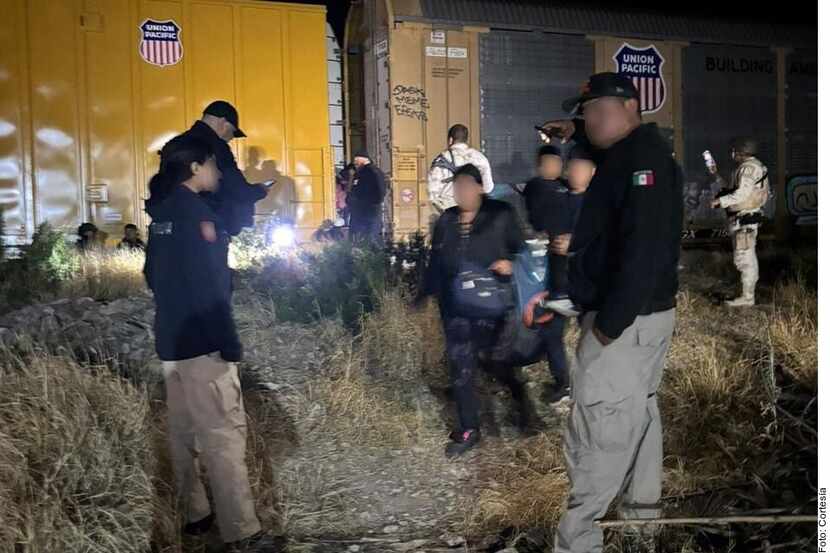Descubren en un vagón de tren en Coahuila, México, a 144 migrantes latinoamericanos que iban...