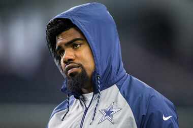 Dallas Cowboys running back Ezekiel Elliott (21) warms up before of a Christmas Eve NFL game...
