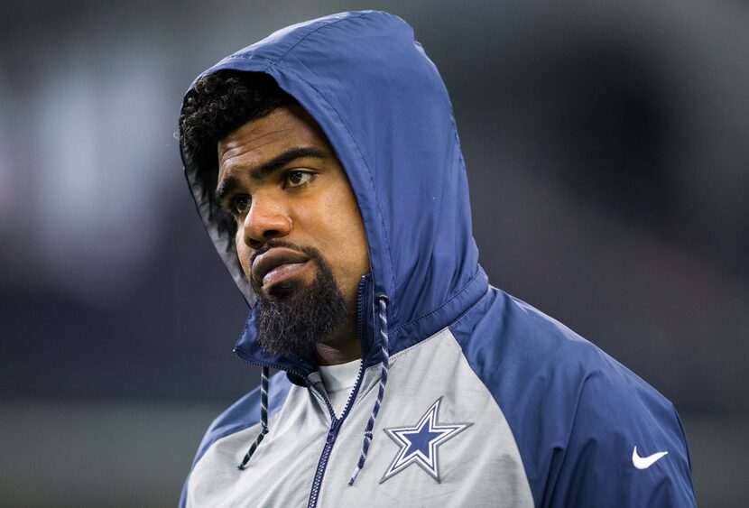 Dallas Cowboys running back Ezekiel Elliott (21) warms up before of a Christmas Eve NFL game...