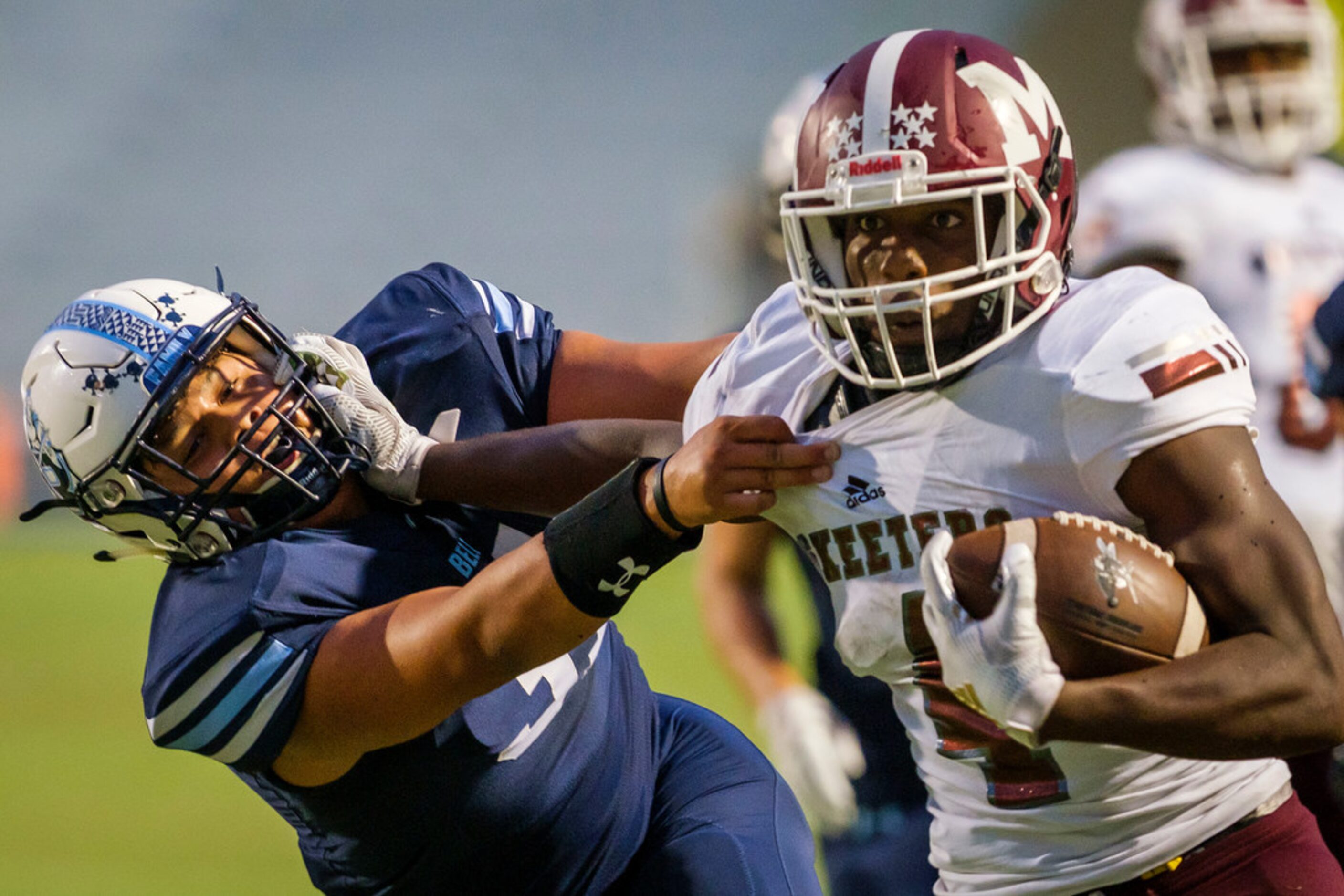 Mesquite running back  LaDarius Turner (4) pushes past L.D. Bell linebacker Marcos...