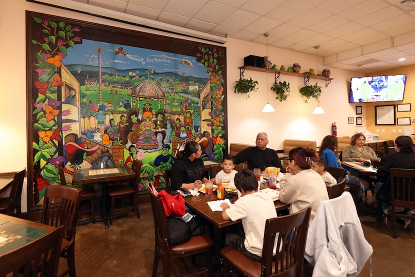 El mural "La Feria Mexicana" fue realizado por el artista Juan Manuel Campos. 