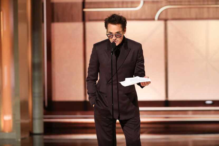 En esta imagen proporcionada por CBS, Robert Downey Jr. recibe el premio a mejor actor de...