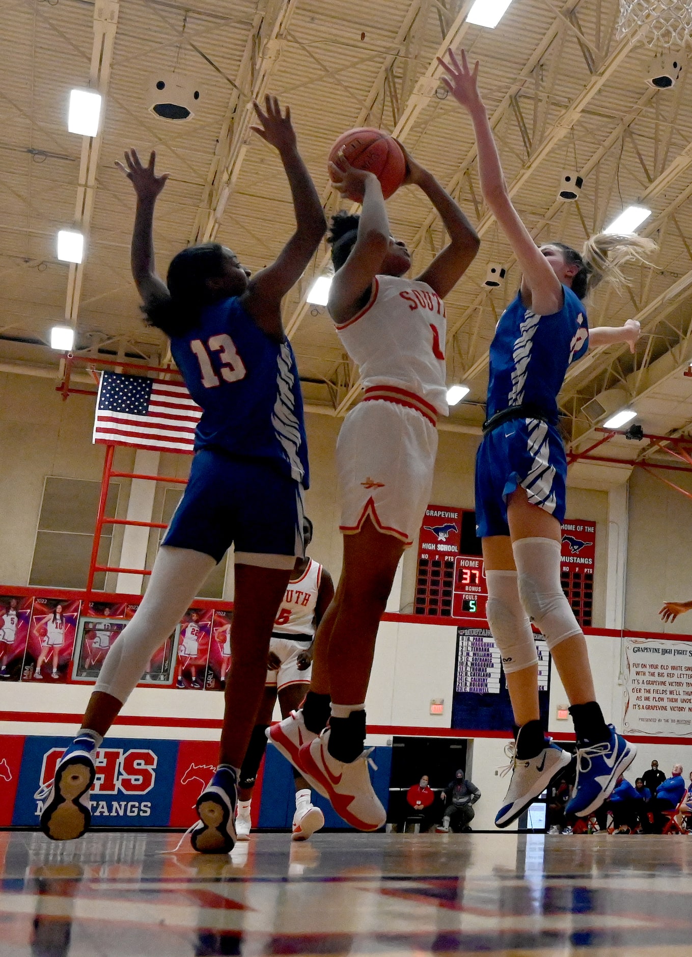 South Grand Prairie’s Vasana Kearney (0) shoots between Allen’s Zoe Jackson (13) and...