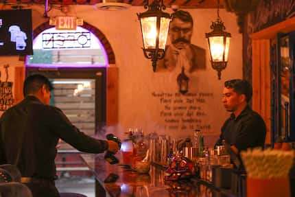 Los camareros del restaurante Del Sur Tacos, Héctor Santana (izq) y Brian Méndez (der),...