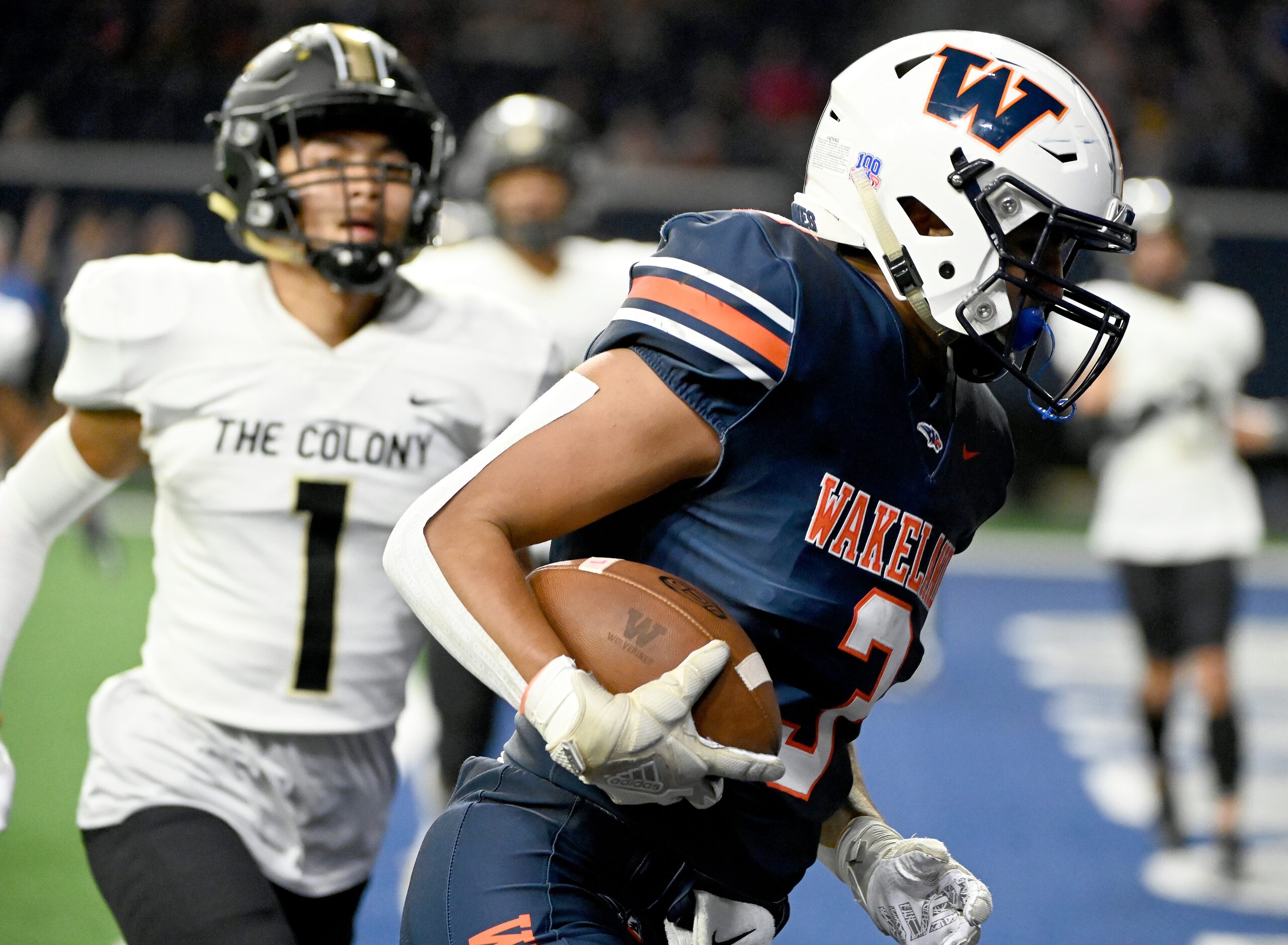 Frisco Wakeland's Michael Flanagan (3) catches a touchdown pass in front of The Colony's...