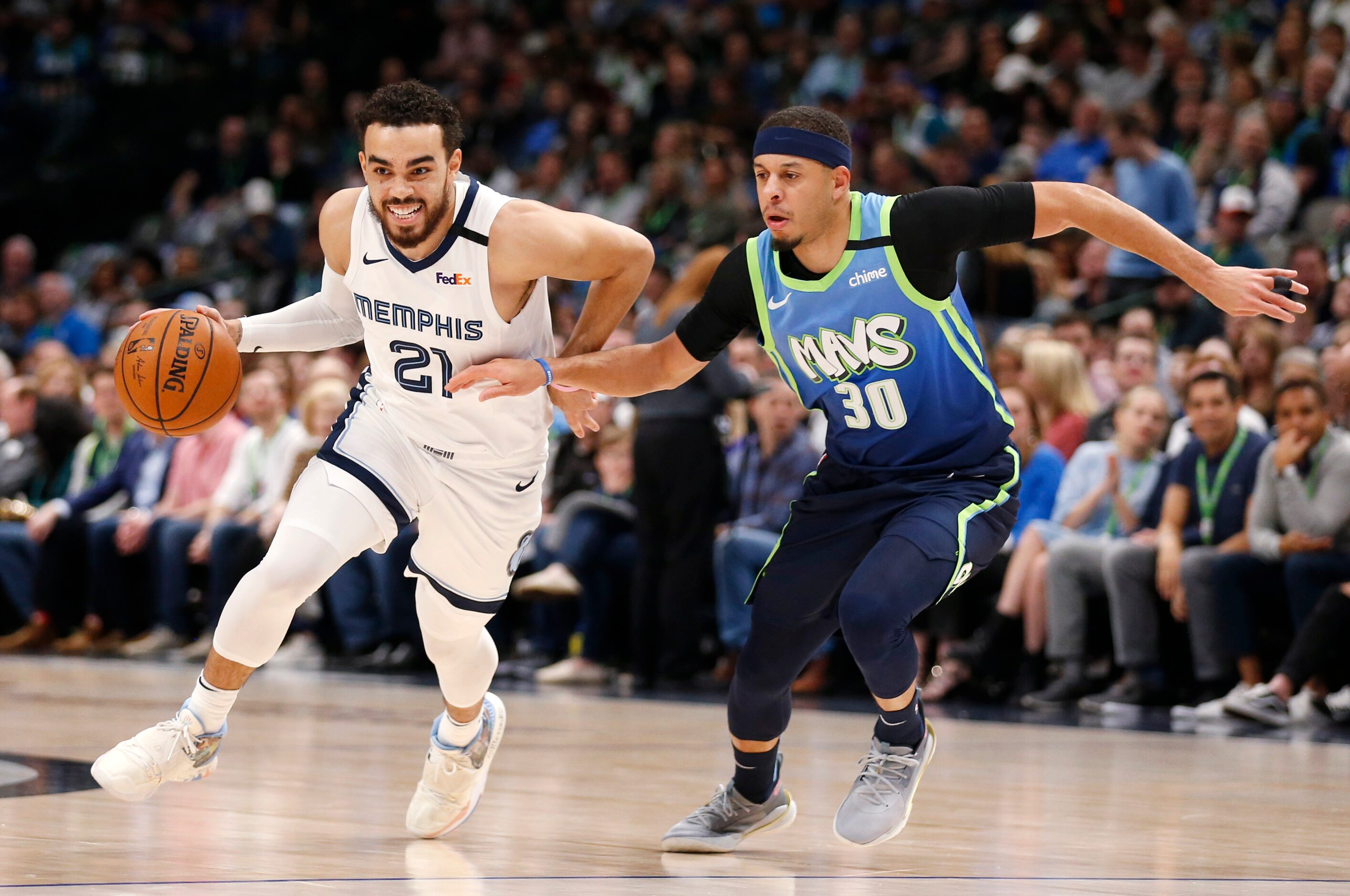 Memphis Grizzlies guard Tyus Jones (21) drives to the basket as Dallas Mavericks guard Seth...