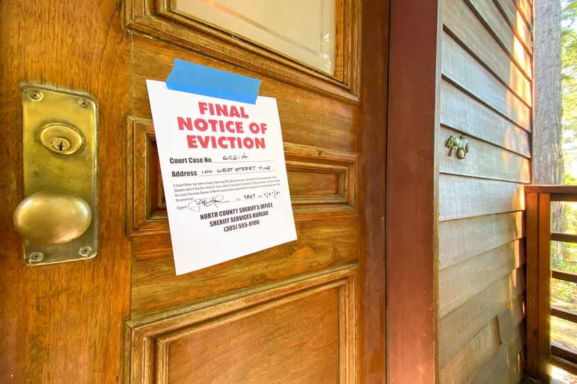 Una notificación de desalojo en la puerta de una vivienda.