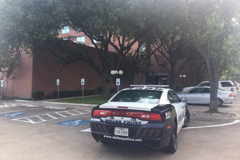Foto de un coche patrulla en las afueras del Wyndham Dallas Suites, donde se dio un tiroteo....