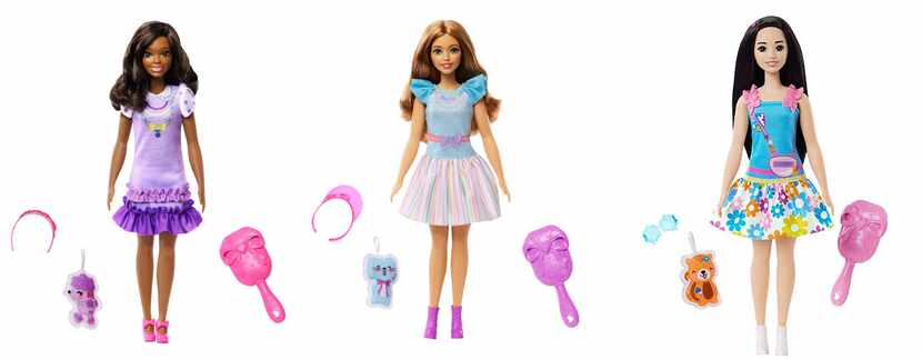 En esta imagen proporcionada por Mattel, muñecas My First Barbie, hechas para niños de...