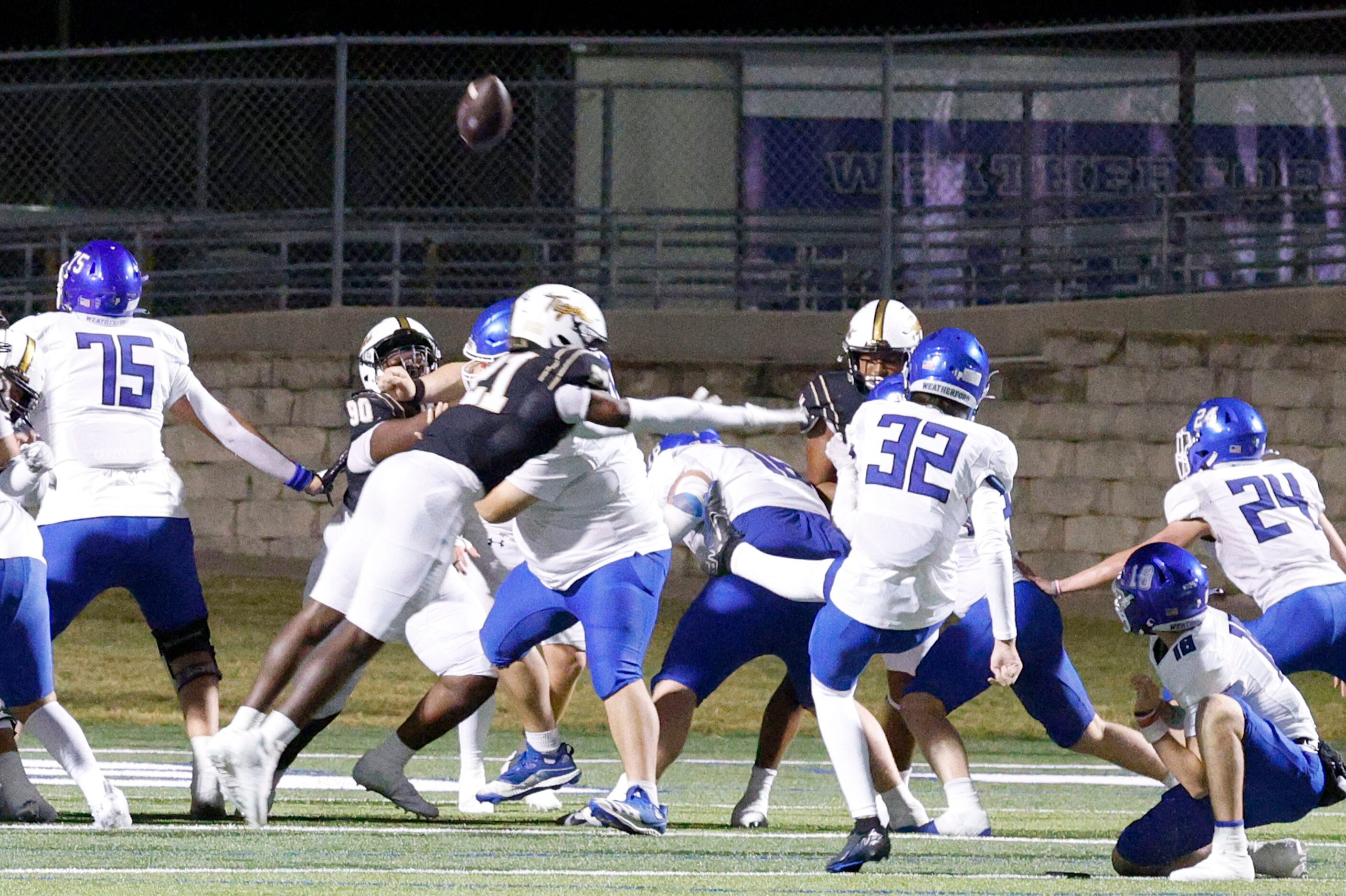 Weatherford's Isaiah Dowd (32) scores a field goal against Mansfield in the first half of a...