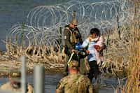 Tres migrantes son detenidos en la frontera entre Texas y México el 3 de enero de 2024, en...