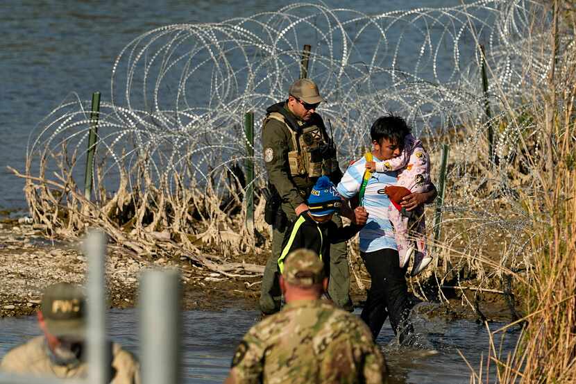 Tres migrantes son detenidos en la frontera entre Texas y México el 3 de enero de 2024, en...