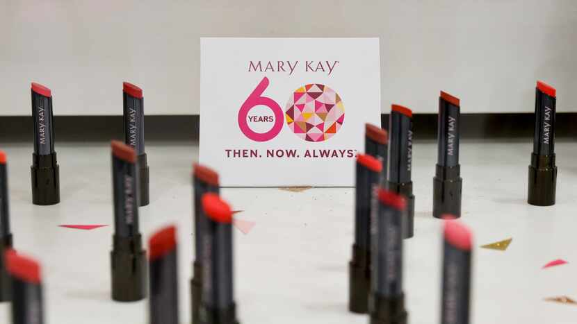 Labiales de Mary Kay forman el número 60 en honor a los 60 años de la compañía.