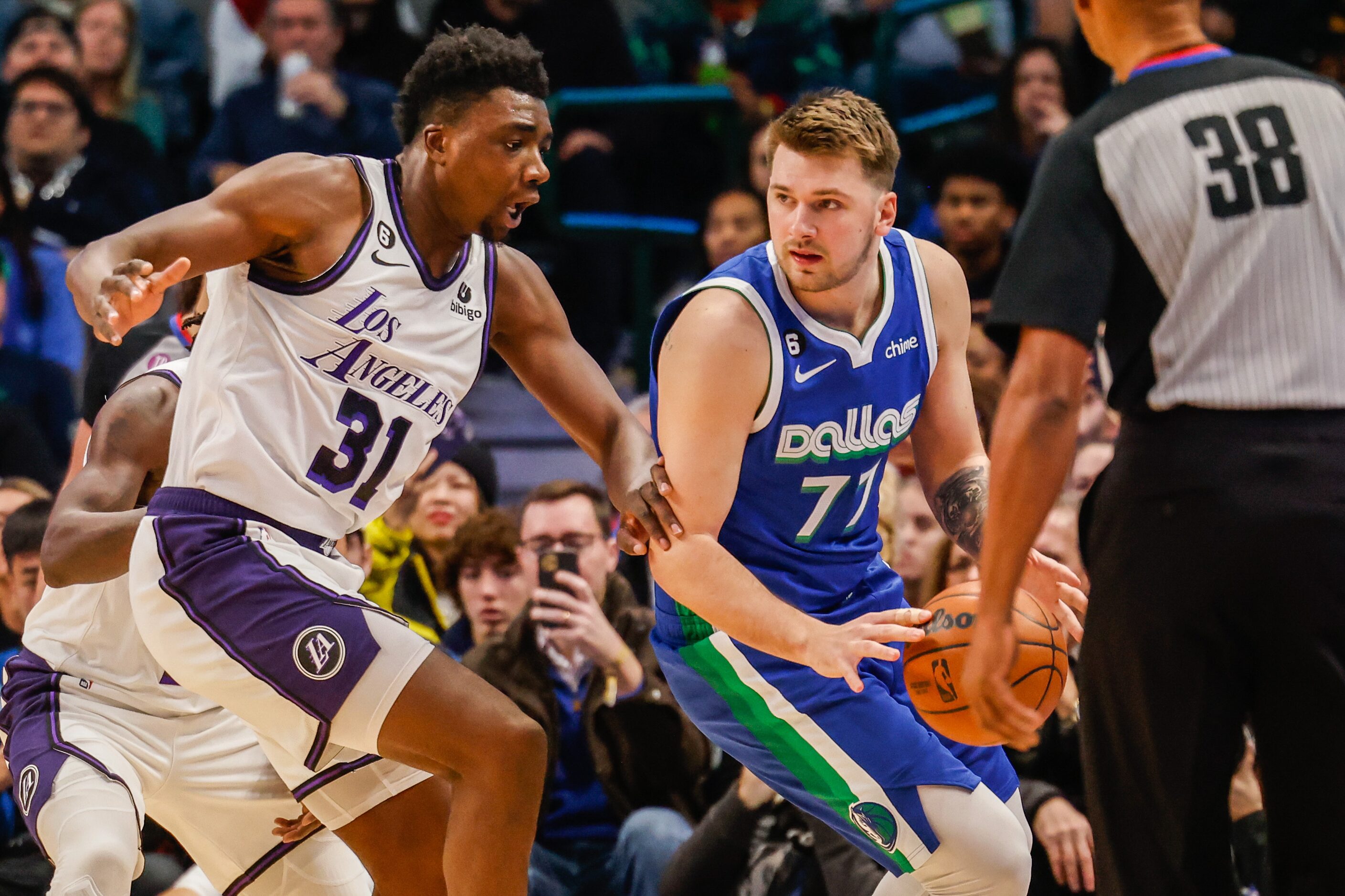 Dallas Mavericks guard Luka Doncic (77) plays the ball around Los Angeles Lakers center...