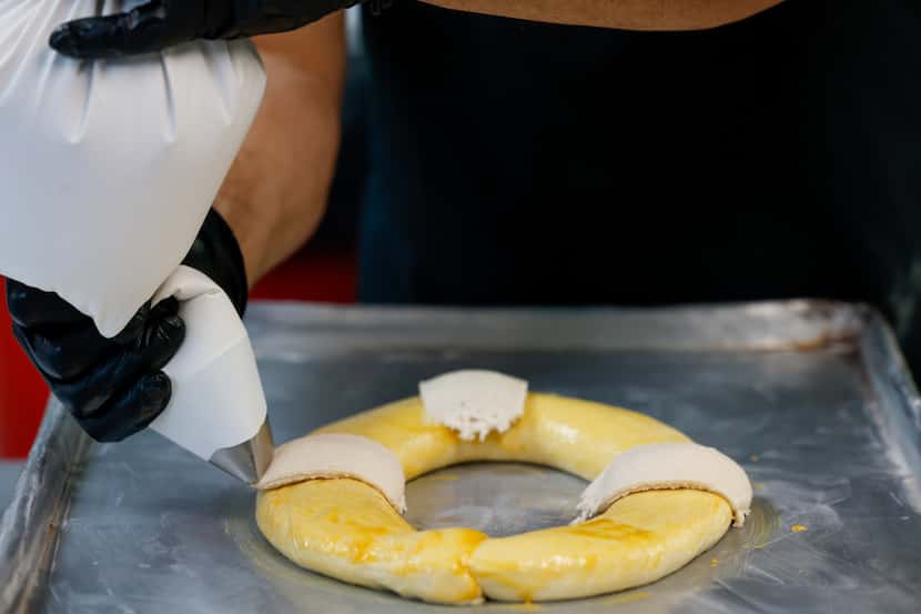Rosca de Reyes en preparación. Muchos historiadores coinciden que fue en Francia, en el...