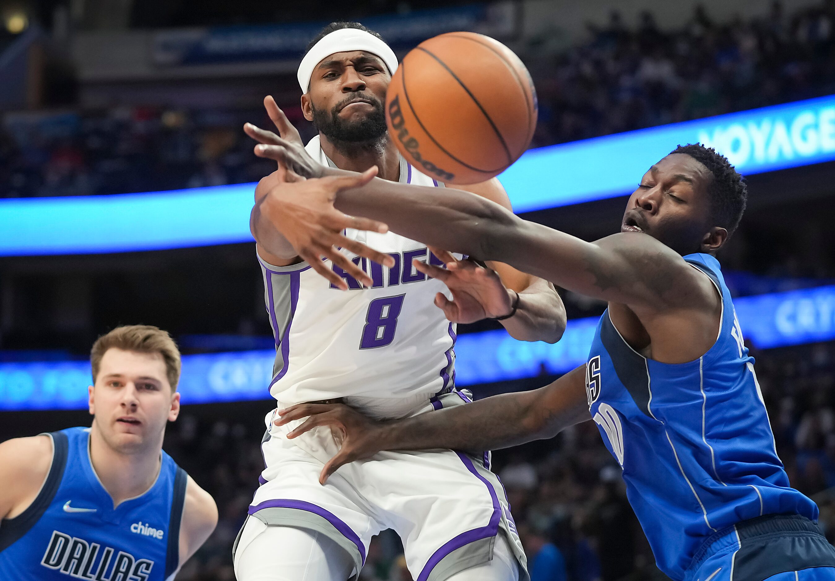 Dallas Mavericks forward Dorian Finney-Smith (10) defends against Sacramento Kings forward...