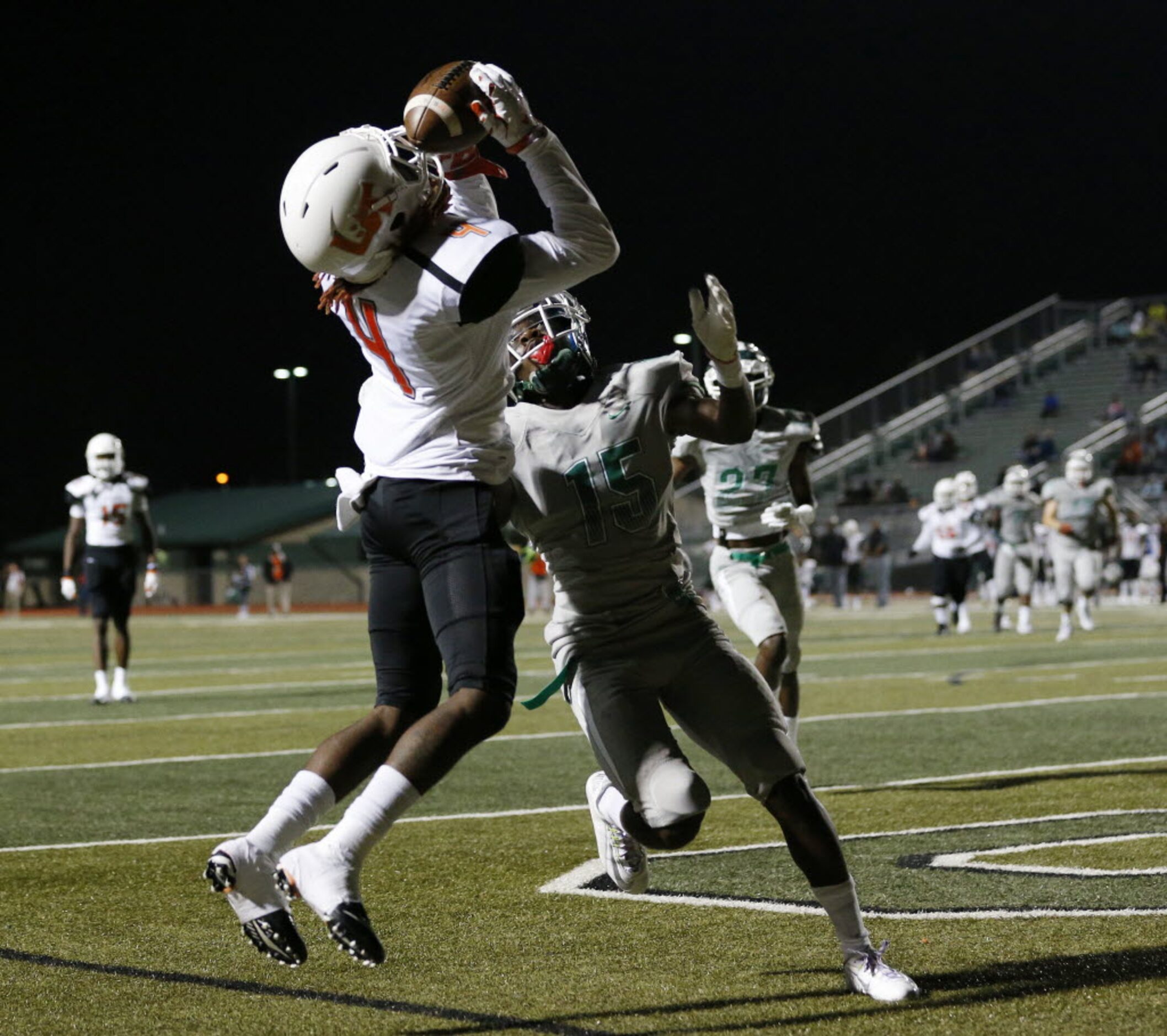 Lancaster wide receiver Mark Mims (4) is unable to make a catch in the end zone over...