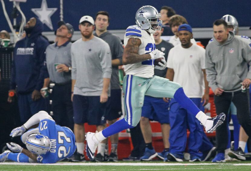 Dallas Cowboys running back Darren McFadden (20) breaks off a long run in the third quarter...