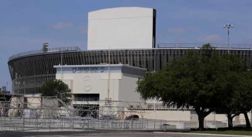 
Light Veil consists of 352 ribbons of steel mesh at the ends of the Cotton Bowl.
