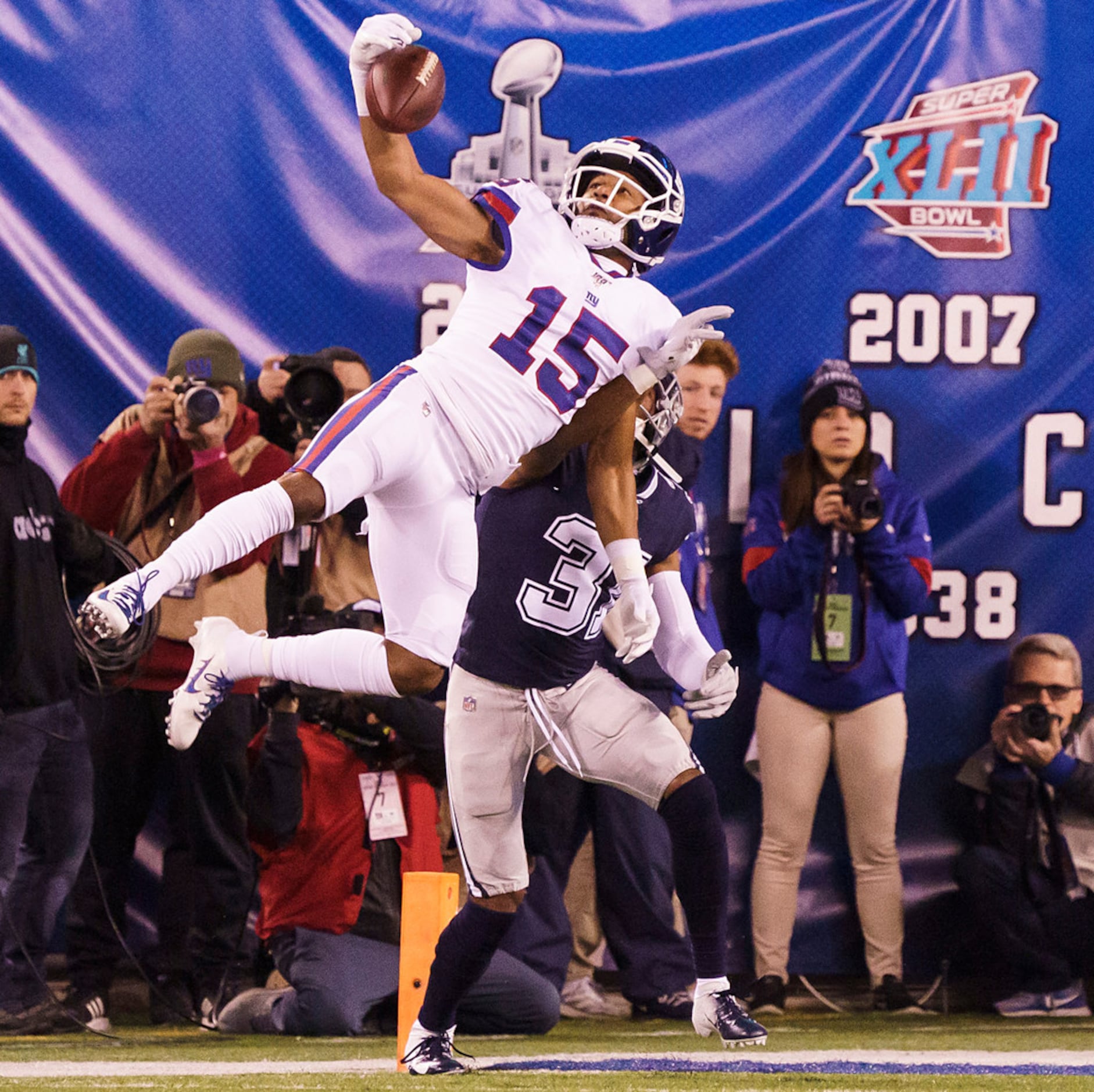 New York Giants wide receiver Golden Tate (15) sets up a touchdown with a one-handed catch...