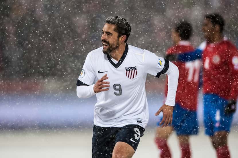 El delantero de la selección de Estados Unidos, Hérculez Gómez, sonríe  tras la anotación de...