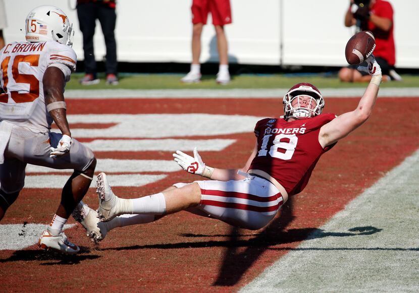 Oklahoma Sooners running back Austin Stogner (18) tries to make a one-handed catch in the...