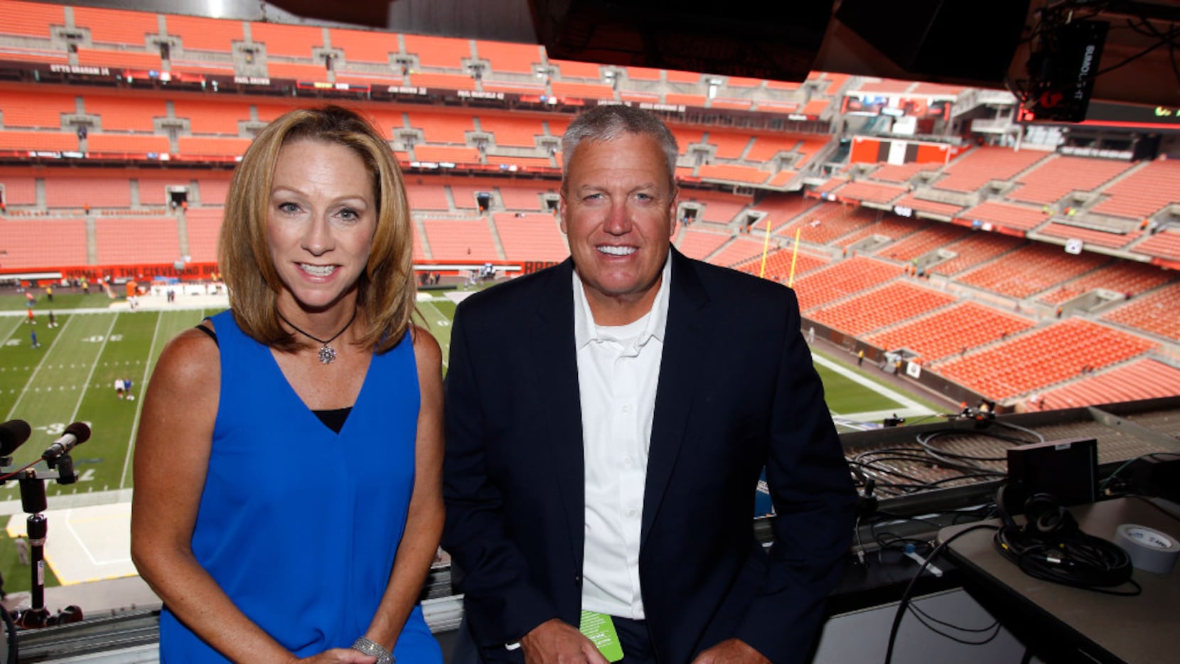 Longtime ESPN play-by-play commentator Beth Mowins to call Monday Night  Football, partner with CBS