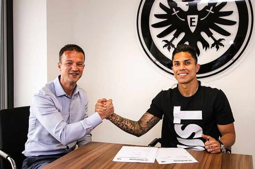 Carlos Salcedo se unió al Eintracht Frankfurt este martes. Foto Twitter del equipo. 
