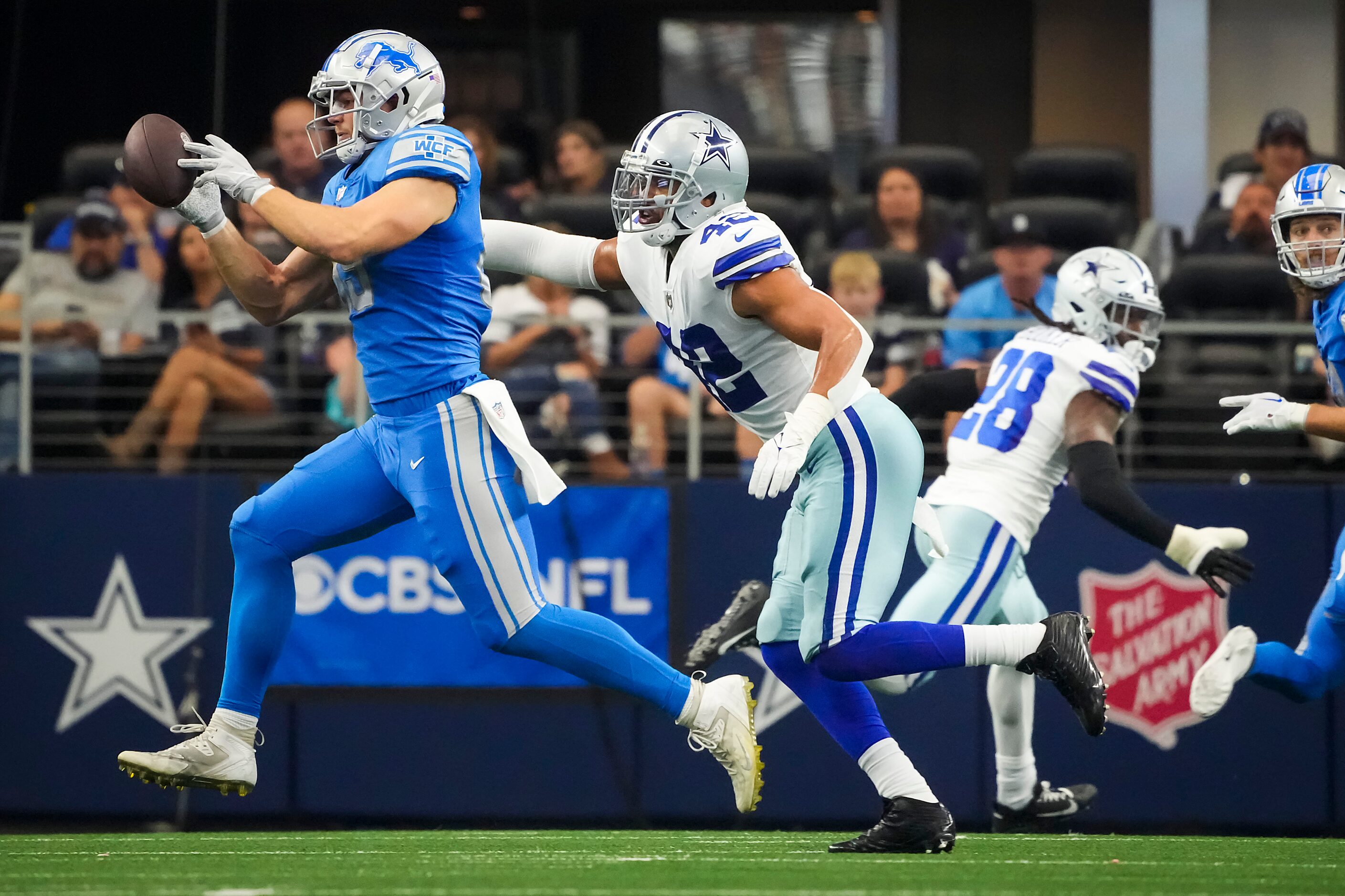 Detroit Lions wide receiver Tom Kennedy (85) makes a catch as Dallas Cowboys linebacker...