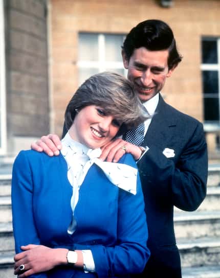 ARCHIVO – El príncipe Carlos de Gran Bretaña y Lady Diana Spencer posan para un retrato tras...