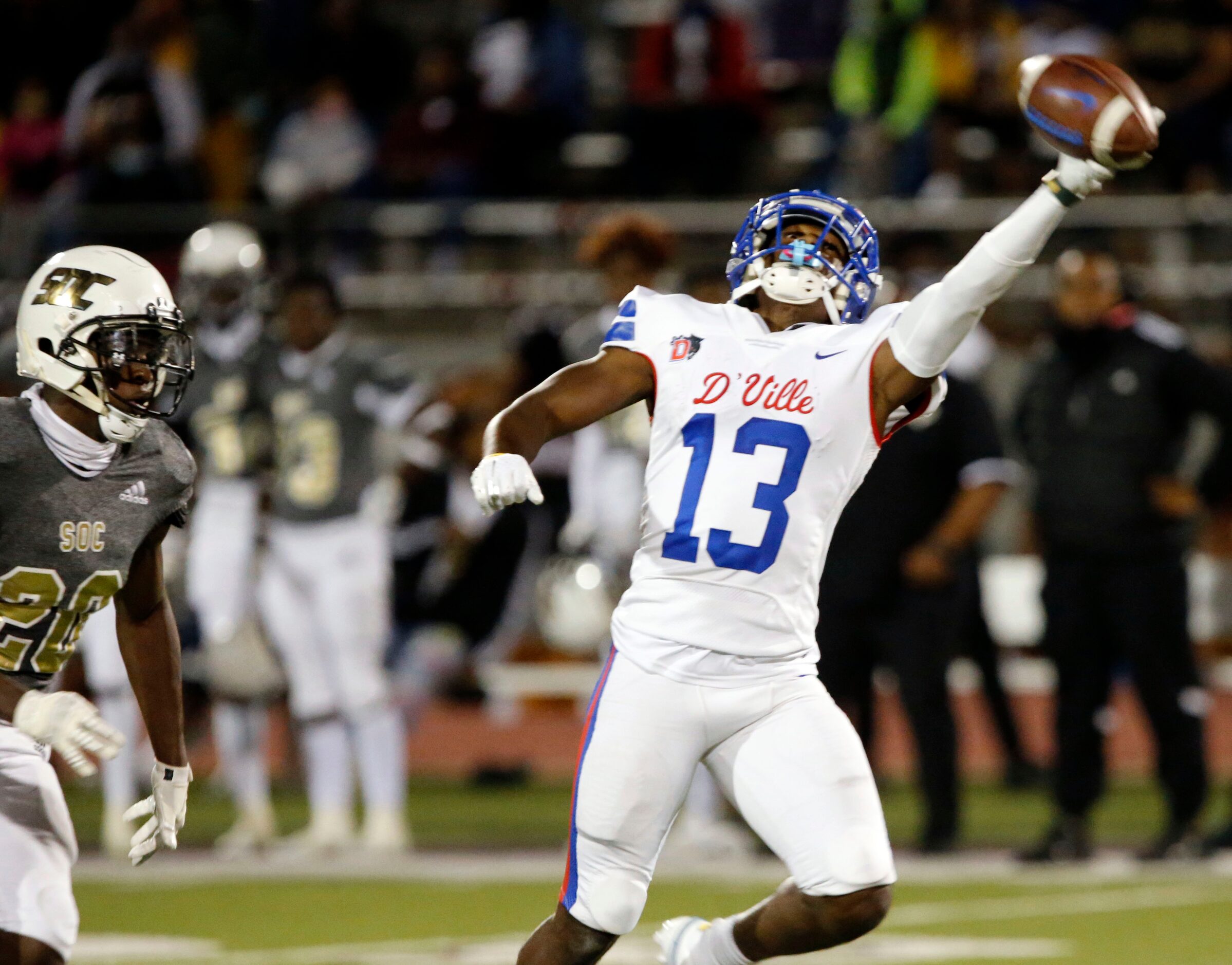 Duncanville WR Roderick Daniels, Jr. (13) makes a one-hand catch over South Oak Cliff’...