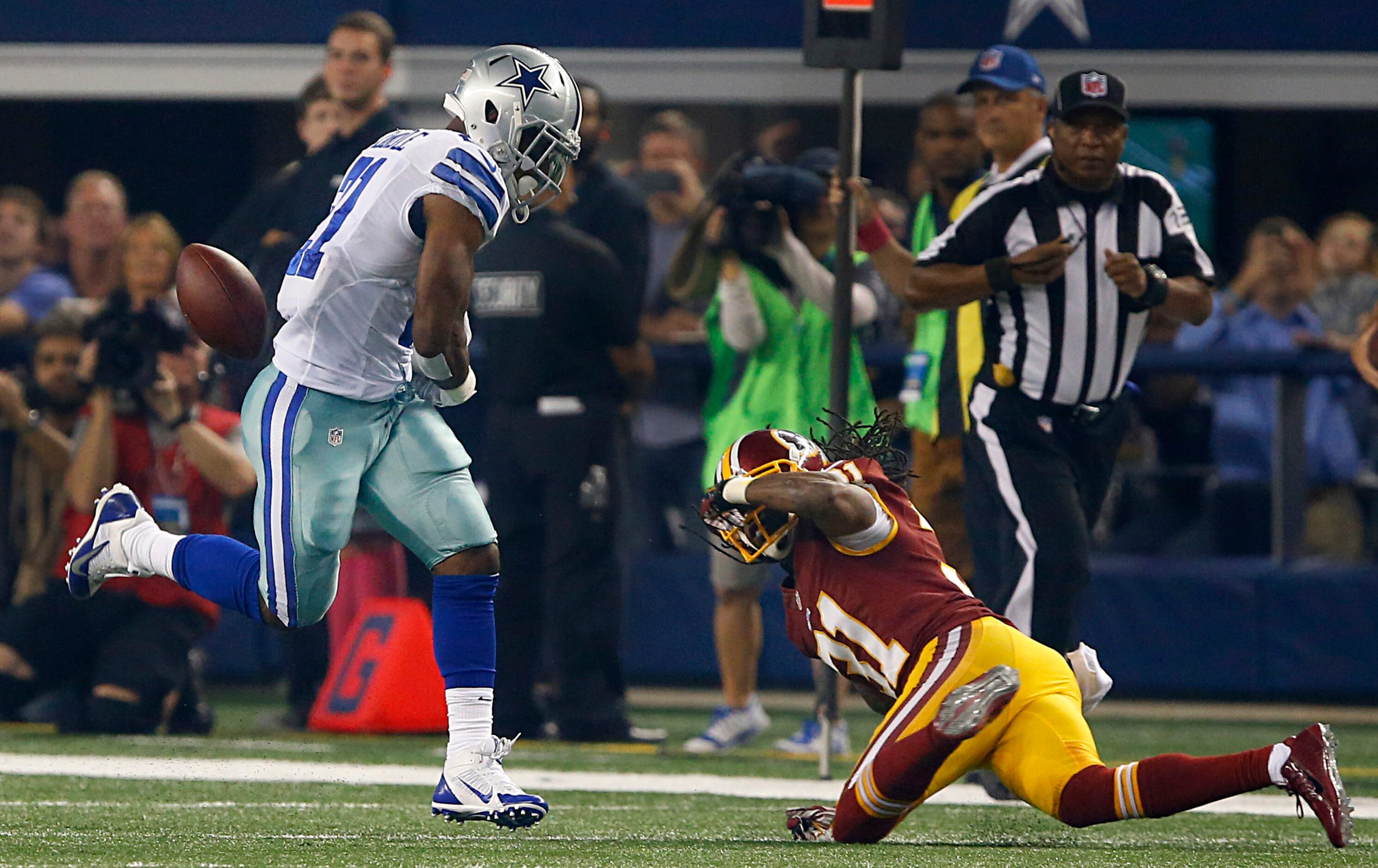 Dallas Cowboys running back Joseph Randle (21) fumbles the ball after being stripped by...