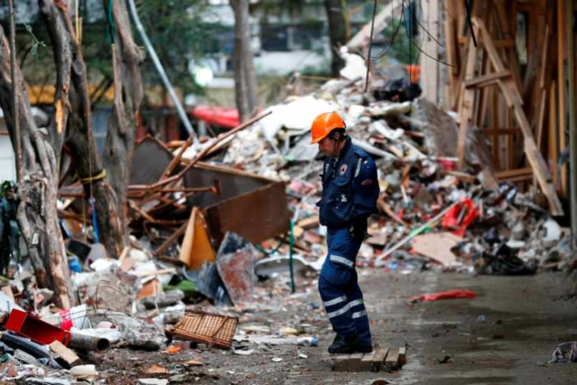 Un rescatista observa los derrumbes de propiedades en la Ciudad de México, el lunes 2 de...