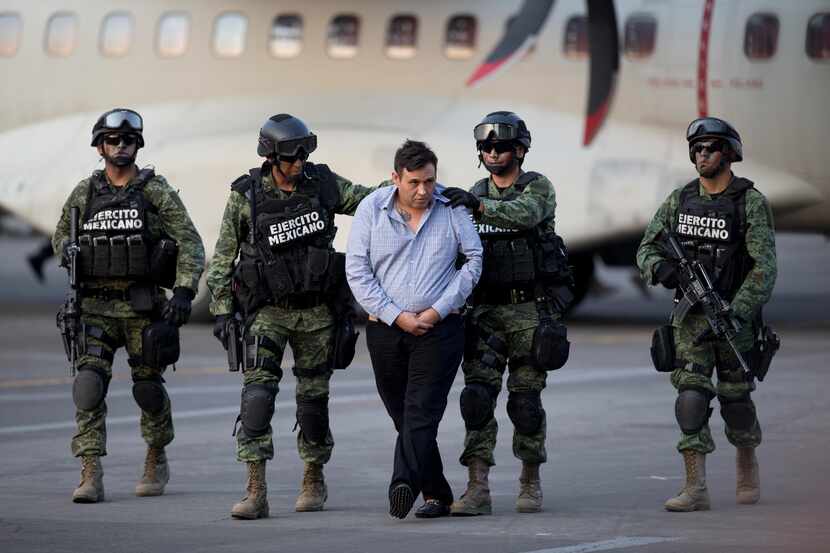 Soldados mexicanos escoltan a Omar Treviño Morales, uno de los líderes de los Zetqs que fue...