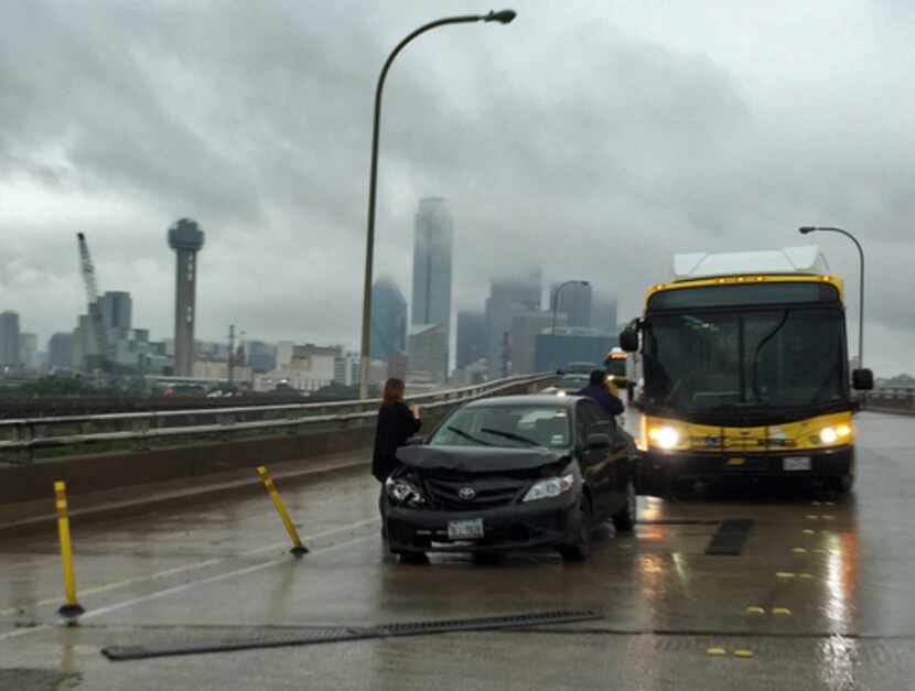 Un camión DART y un auto en Jefferson Boulevard después de un choque en Abril del 2015....