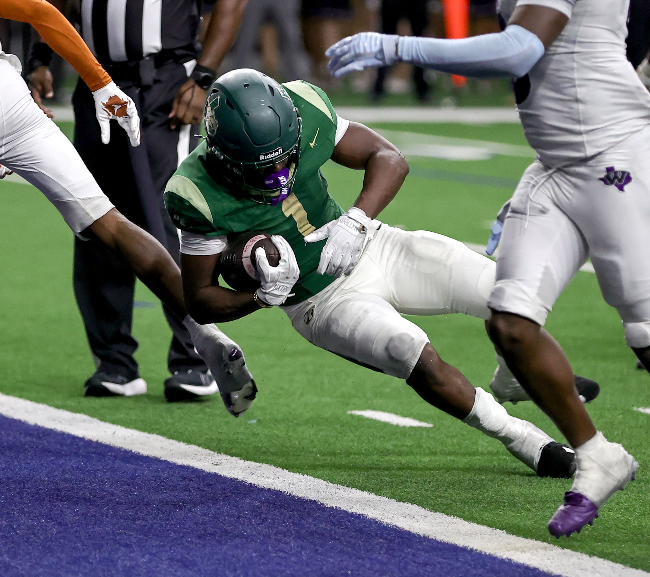 DeSoto running back Deondrae Riden Jr (1) scores a touchdown against Willis during the...