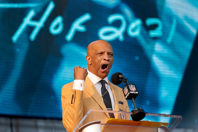 Pro Football Hall of Fame inductee Drew Pearson of the Dallas Cowboys delivers an...