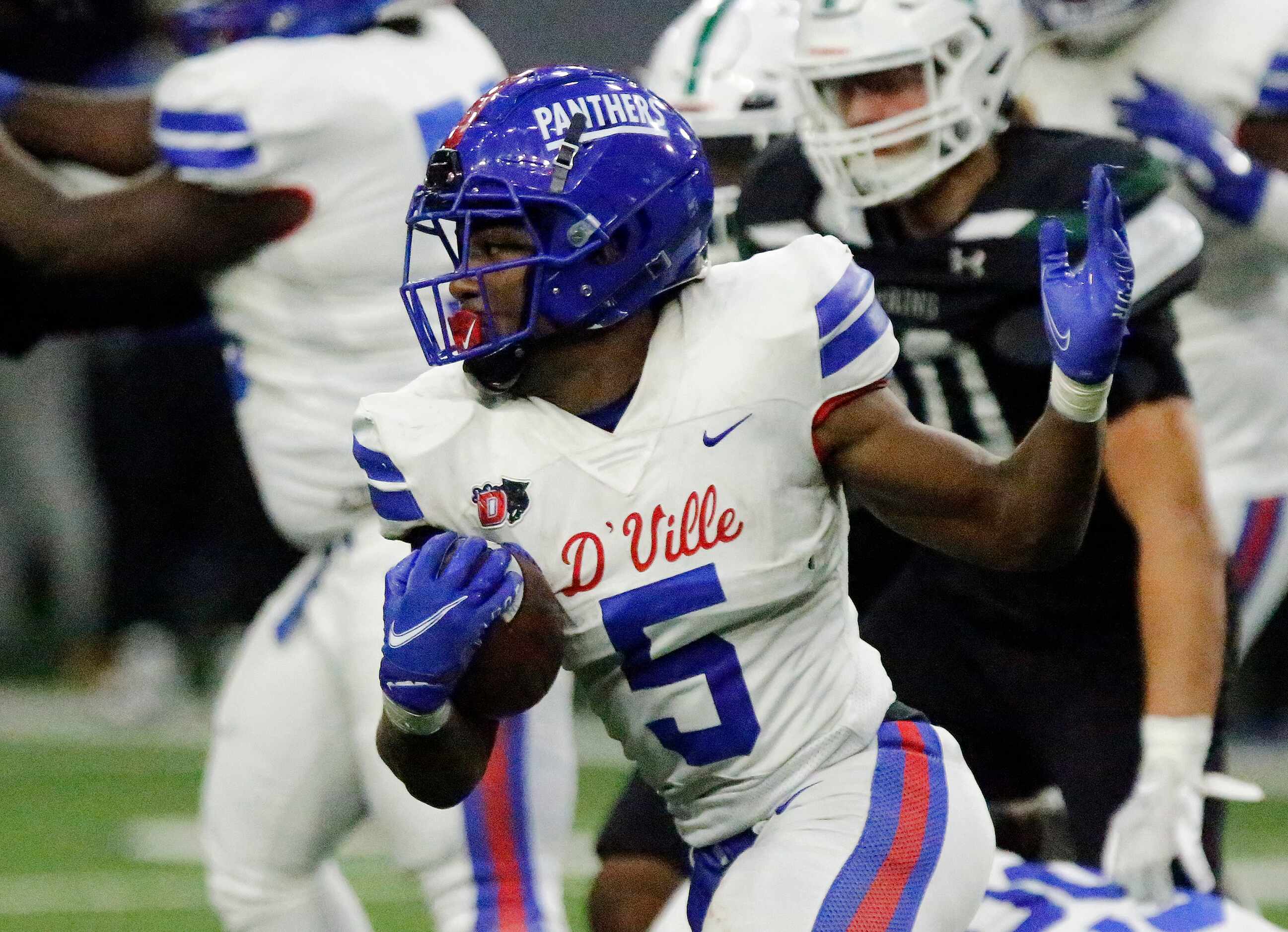 Duncanville High School running back Malachi Medlock (5) carrie the football during the...
