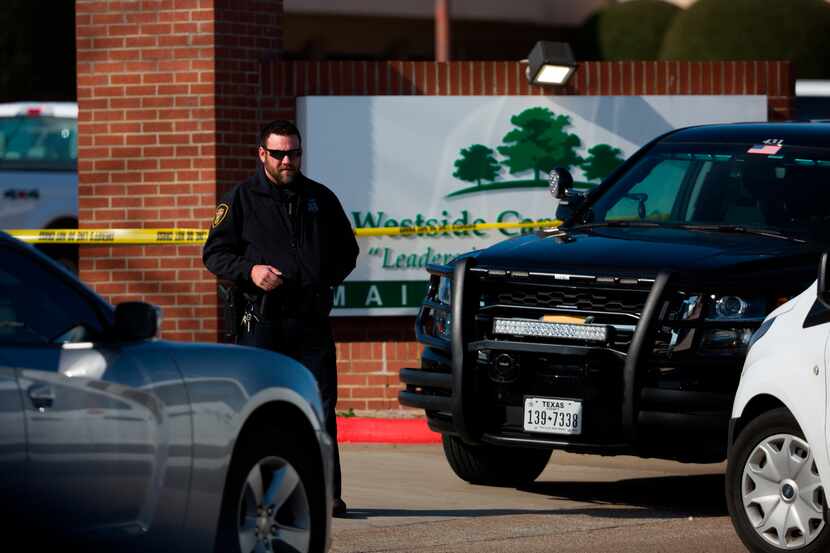 Un agente de policía resguarda la entrada a la iglesia West Freeway Church of Christ el...