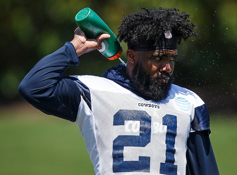 Dallas Cowboys running back Ezekiel Elliott (21) cools off during the third and final round...