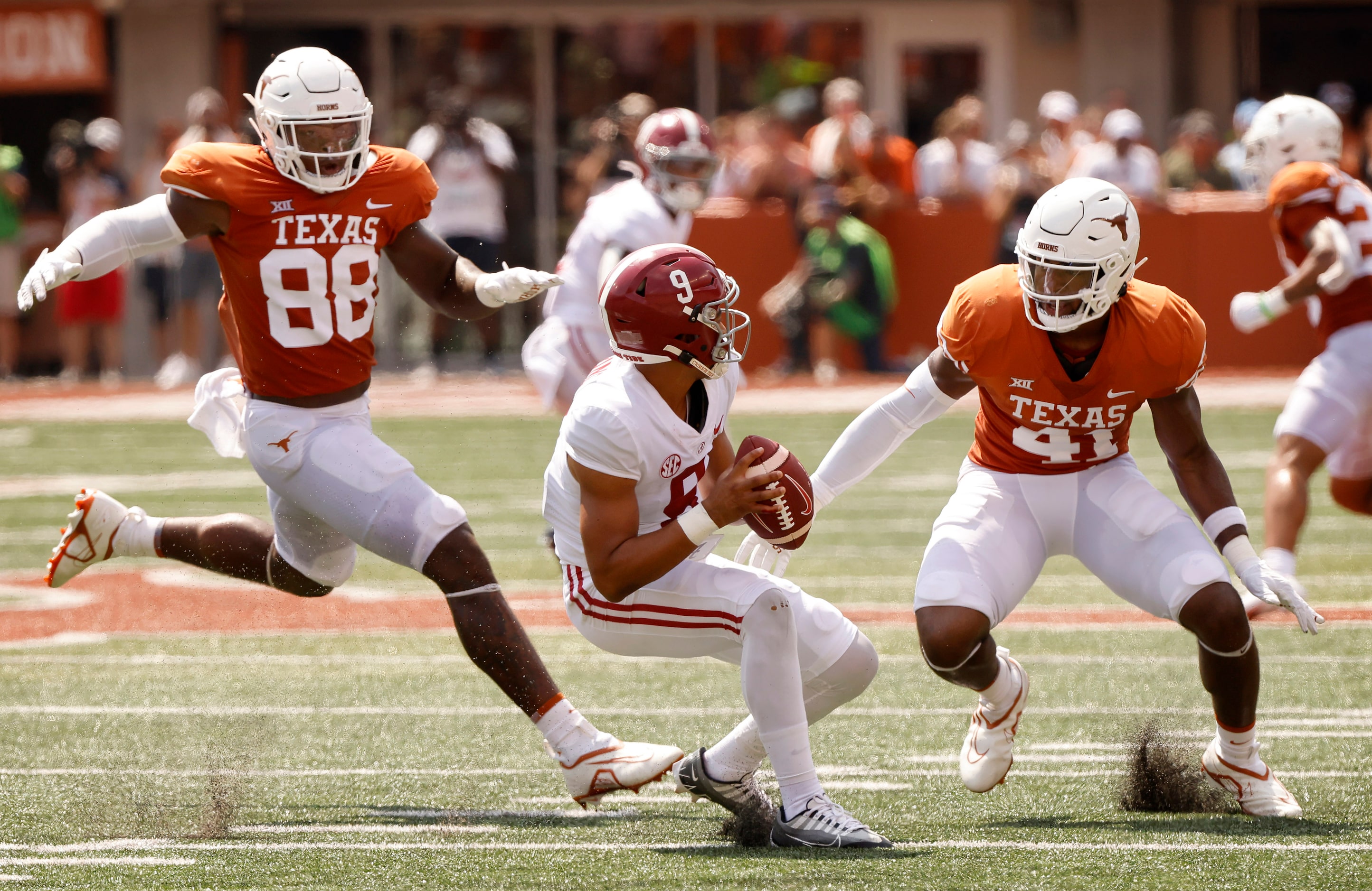 Texas Longhorns defensive end Barryn Sorrell (88) and linebacker Jaylan Ford (41) run down...