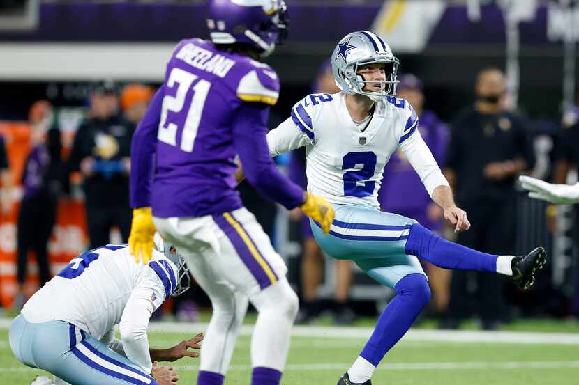 Dallas Cowboys kicker Greg Zuerlein (2) watches his 38-yard field goal during the second...