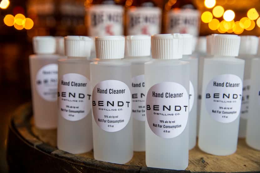 Bendt Distilling Co. en Lewisville regala botellas de alcohol desinfectante.