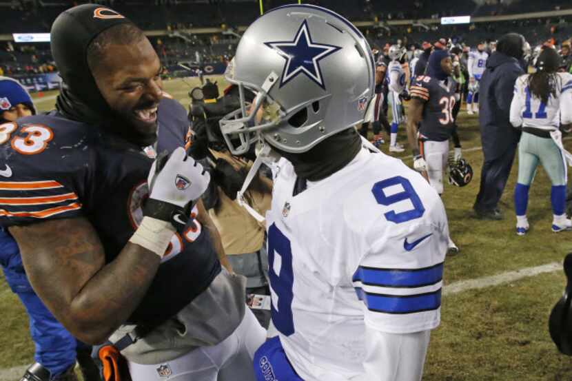 Dallas Cowboys quarterback Tony Romo (9) talks with former teammate, Chicago Bears tight end...